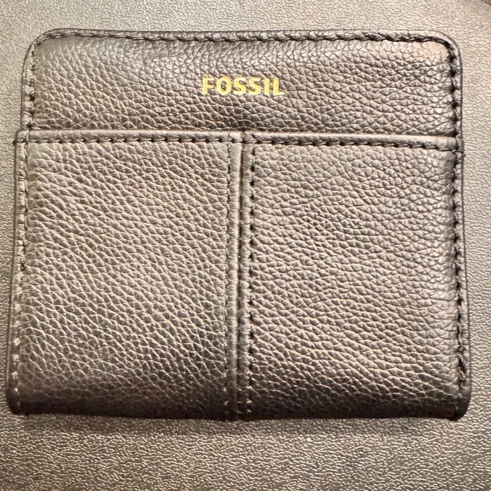 2022 Fossil Black Pebbled Leather Bifold Wallet Zip‎ Coin Pocket